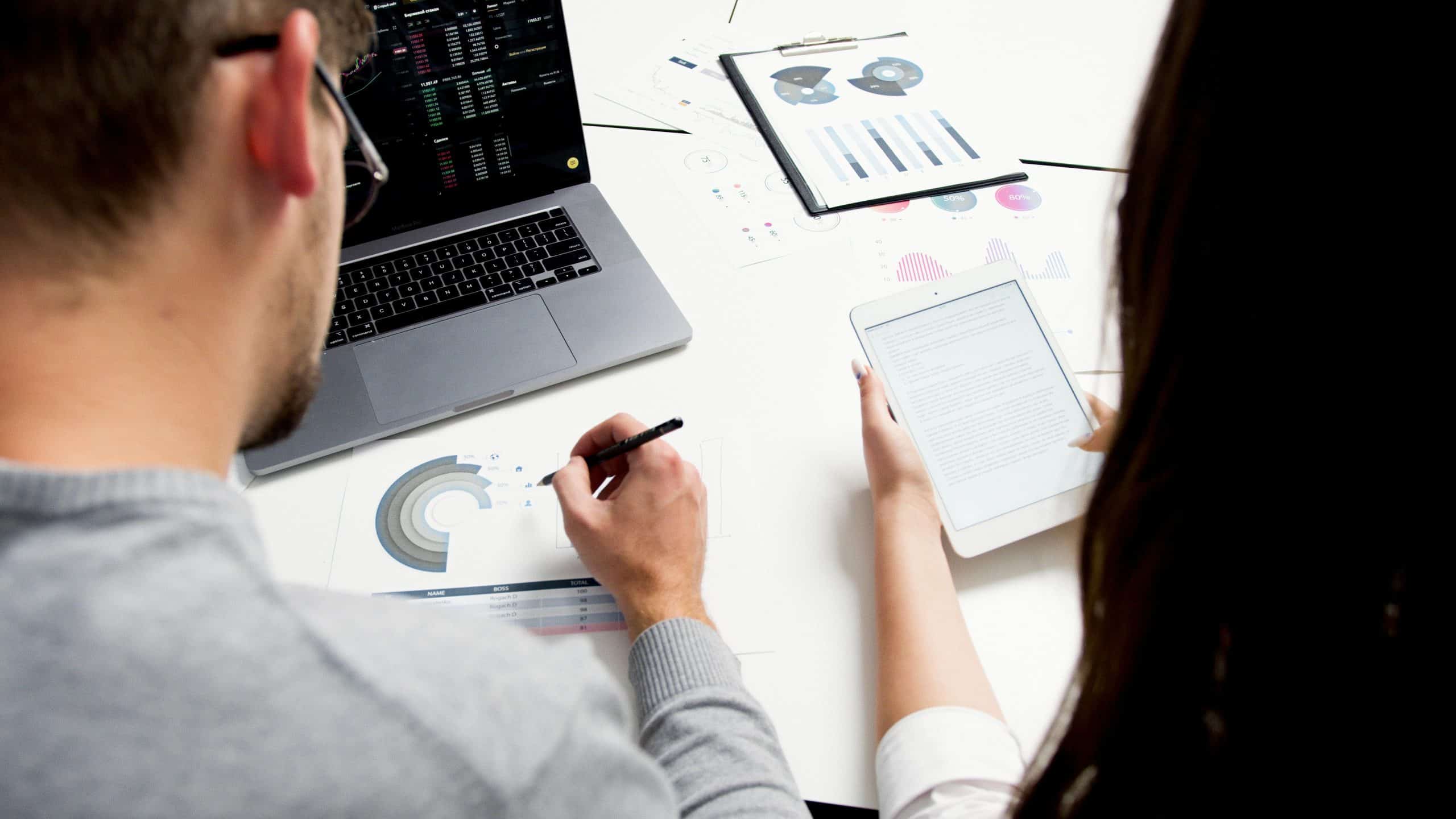 Visual explaining the difference between sales marketing and advertising